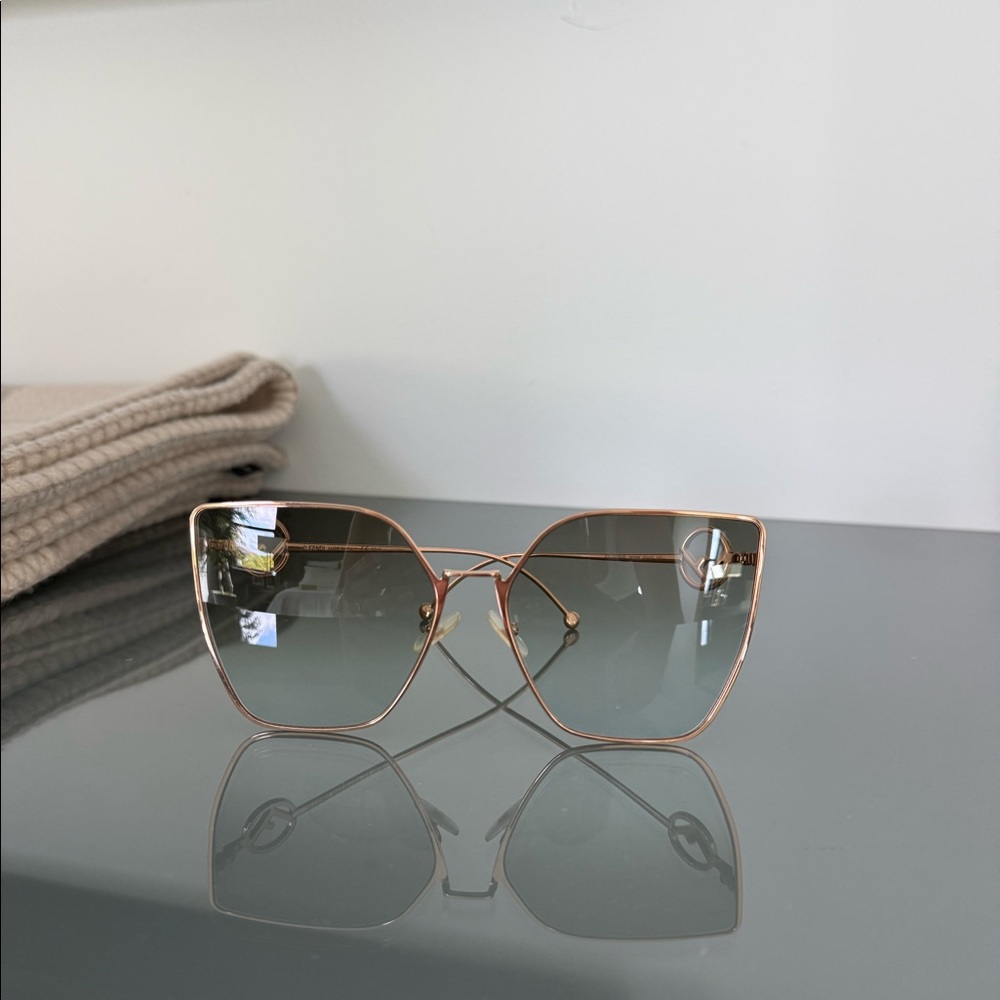 Metal F is Fendi Sunglasses FF 0323/S Rose Gold. Only worn a few times - Picture 5 of 9